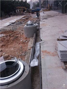 導(dǎo)光管采光系統(tǒng)施工進(jìn)行中 導(dǎo)光管采光系統(tǒng)施工進(jìn)行中