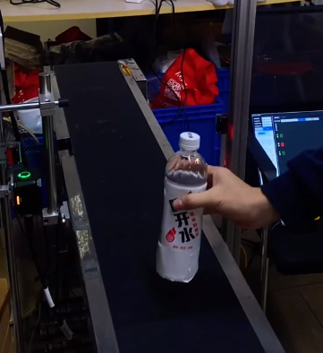 流水線側面安裝智能讀碼器，數據自動比對，掃碼成功綠燈亮，掃不上 / 混料立即紅燈報警 + 停機，從源頭防錯料，提升生產效率.png