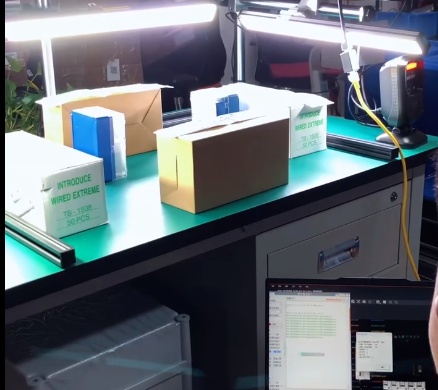 還在為人工掃碼慢、錯掃漏掃頭疼？這套定制工作臺批次掃碼設備全搞定！搭載 AI 讀碼算法，臟污、模糊條碼都能秒識別，批次信息實時同步系統，按需定制尺寸與接口，適配良好專屬場景～ #AI #批次溯源#定制掃碼設備 #自動掃碼工位.png